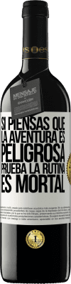 39,95 € Envío gratis | Vino Tinto Edición RED MBE Reserva Si piensas que la aventura es peligrosa, prueba la rutina. Es mortal Etiqueta Blanca. Etiqueta personalizable Reserva 12 Meses Cosecha 2014 Tempranillo