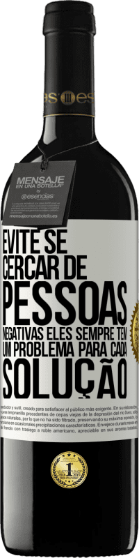 39,95 € Envio grátis | Vinho tinto Edição RED MBE Reserva Evite se cercar de pessoas negativas. Eles sempre têm um problema para cada solução Etiqueta Branca. Etiqueta personalizável Reserva 12 Meses Colheita 2015 Tempranillo