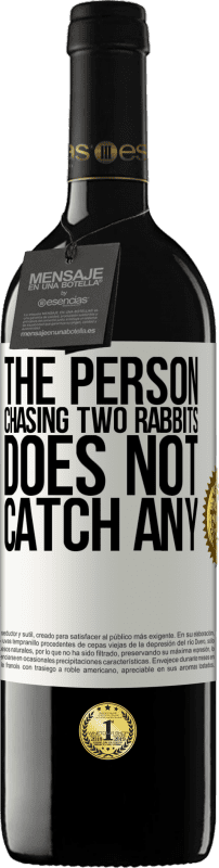 39,95 € 送料無料 | 赤ワイン REDエディション MBE 予約する 2匹のウサギを追いかける人は何も捕まえません ホワイトラベル. カスタマイズ可能なラベル 予約する 12 月 収穫 2016 Tempranillo