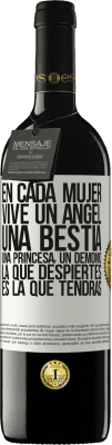 39,95 € Envío gratis | Vino Tinto Edición RED MBE Reserva En cada mujer vive un ángel, una bestia, una princesa, un demonio. La que despiertes es la que tendrás Etiqueta Blanca. Etiqueta personalizable Reserva 12 Meses Cosecha 2015 Tempranillo