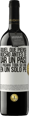 39,95 € Envío gratis | Vino Tinto Edición RED MBE Reserva Aquel que piensa mucho antes de dar un paso, se pasará toda su vida en un solo pie Etiqueta Blanca. Etiqueta personalizable Reserva 12 Meses Cosecha 2015 Tempranillo