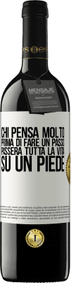 39,95 € Spedizione Gratuita | Vino rosso Edizione RED MBE Riserva Chi pensa molto prima di fare un passo, passerà tutta la vita su un piede Etichetta Bianca. Etichetta personalizzabile Riserva 12 Mesi Raccogliere 2014 Tempranillo