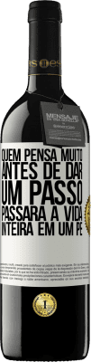 39,95 € Envio grátis | Vinho tinto Edição RED MBE Reserva Quem pensa muito antes de dar um passo, passará a vida inteira em um pé Etiqueta Branca. Etiqueta personalizável Reserva 12 Meses Colheita 2015 Tempranillo