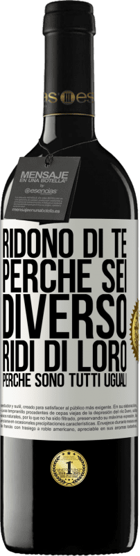 39,95 € Spedizione Gratuita | Vino rosso Edizione RED MBE Riserva Ridono di te perché sei diverso. Ridi di loro, perché sono tutti uguali Etichetta Bianca. Etichetta personalizzabile Riserva 12 Mesi Raccogliere 2015 Tempranillo