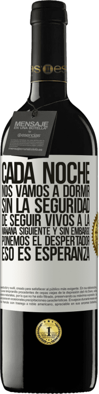 39,95 € Envío gratis | Vino Tinto Edición RED MBE Reserva Cada noche nos vamos a dormir sin la seguridad de seguir vivos a la mañana siguiente y, sin embargo, ponemos el despertador Etiqueta Blanca. Etiqueta personalizable Reserva 12 Meses Cosecha 2015 Tempranillo