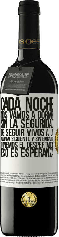 39,95 € Envío gratis | Vino Tinto Edición RED MBE Reserva Cada noche nos vamos a dormir sin la seguridad de seguir vivos a la mañana siguiente y, sin embargo, ponemos el despertador Etiqueta Blanca. Etiqueta personalizable Reserva 12 Meses Cosecha 2016 Tempranillo