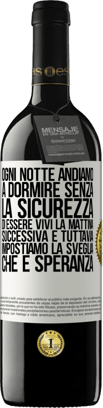 39,95 € Spedizione Gratuita | Vino rosso Edizione RED MBE Riserva Ogni notte andiamo a dormire senza la sicurezza di essere vivi la mattina successiva e tuttavia impostiamo la sveglia. CHE È Etichetta Bianca. Etichetta personalizzabile Riserva 12 Mesi Raccogliere 2015 Tempranillo