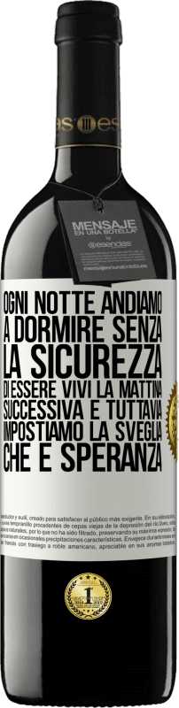 39,95 € Spedizione Gratuita | Vino rosso Edizione RED MBE Riserva Ogni notte andiamo a dormire senza la sicurezza di essere vivi la mattina successiva e tuttavia impostiamo la sveglia. CHE È Etichetta Bianca. Etichetta personalizzabile Riserva 12 Mesi Raccogliere 2016 Tempranillo