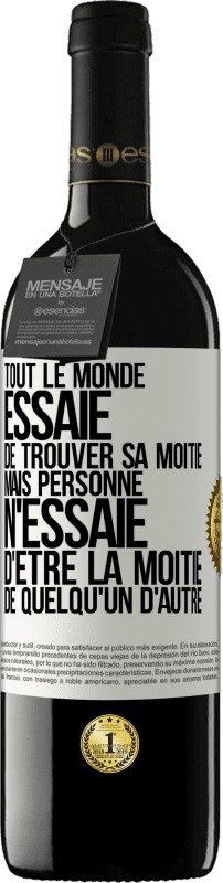 39,95 € Envoi gratuit | Vin rouge Édition RED MBE Réserve Tout le monde essaie de trouver sa moitié. Mais personne n'essaie d'être la moitié de quelqu'un d'autre Étiquette Blanche. Étiquette personnalisable Réserve 12 Mois Récolte 2015 Tempranillo