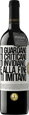 39,95 € Spedizione Gratuita | Vino rosso Edizione RED MBE Riserva Ti guardano, ti criticano, ti invidiano ... e alla fine ti imitano Etichetta Bianca. Etichetta personalizzabile Riserva 12 Mesi Raccogliere 2014 Tempranillo