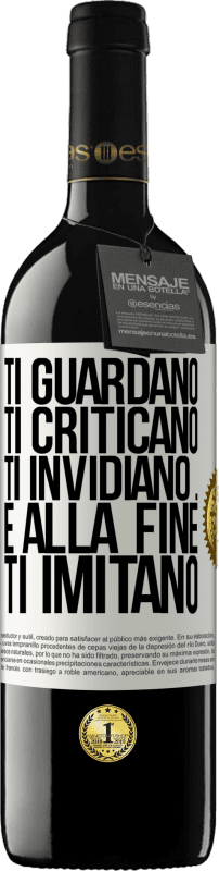 39,95 € Spedizione Gratuita | Vino rosso Edizione RED MBE Riserva Ti guardano, ti criticano, ti invidiano ... e alla fine ti imitano Etichetta Bianca. Etichetta personalizzabile Riserva 12 Mesi Raccogliere 2015 Tempranillo