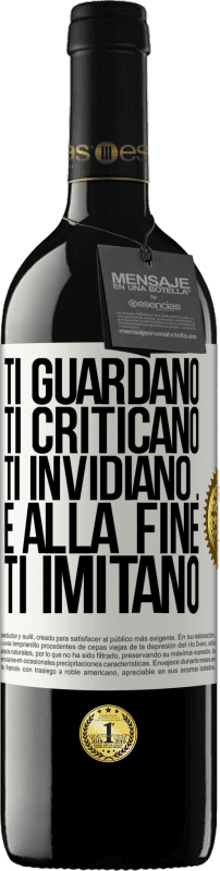 39,95 € Spedizione Gratuita | Vino rosso Edizione RED MBE Riserva Ti guardano, ti criticano, ti invidiano ... e alla fine ti imitano Etichetta Bianca. Etichetta personalizzabile Riserva 12 Mesi Raccogliere 2016 Tempranillo