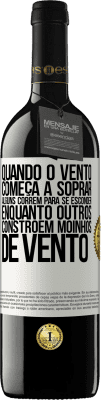 39,95 € Envio grátis | Vinho tinto Edição RED MBE Reserva Quando o vento começa a soprar, alguns correm para se esconder, enquanto outros constroem moinhos de vento Etiqueta Branca. Etiqueta personalizável Reserva 12 Meses Colheita 2015 Tempranillo