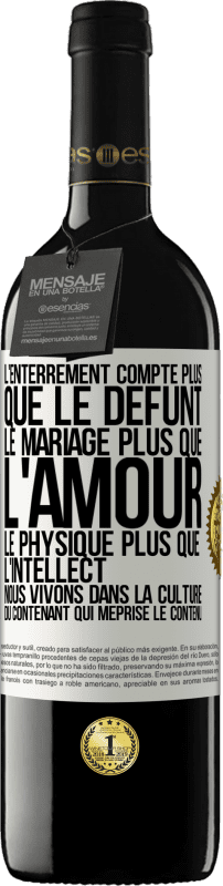 39,95 € Envoi gratuit | Vin rouge Édition RED MBE Réserve L'enterrement compte plus que le défunt, le mariage plus que l'amour, le physique plus que l'intellect. Nous vivons dans la cult Étiquette Blanche. Étiquette personnalisable Réserve 12 Mois Récolte 2015 Tempranillo