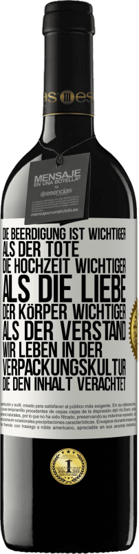 39,95 € Kostenloser Versand | Rotwein RED Ausgabe MBE Reserve Die Beerdigung ist wichtiger als der Tote, die Hochzeit wichtiger als die Liebe, der Körper wichtiger als der Verstand. Wir lebe Weißes Etikett. Anpassbares Etikett Reserve 12 Monate Ernte 2015 Tempranillo