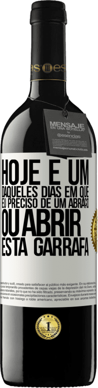 39,95 € Envio grátis | Vinho tinto Edição RED MBE Reserva Hoje é um daqueles dias em que eu preciso de um abraço, ou abrir esta garrafa Etiqueta Branca. Etiqueta personalizável Reserva 12 Meses Colheita 2015 Tempranillo