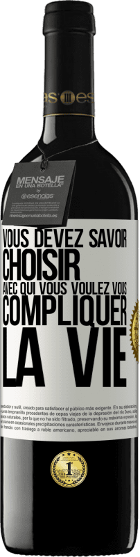 39,95 € Envoi gratuit | Vin rouge Édition RED MBE Réserve Vous devez savoir choisir avec qui vous voulez vous compliquer la vie Étiquette Blanche. Étiquette personnalisable Réserve 12 Mois Récolte 2015 Tempranillo