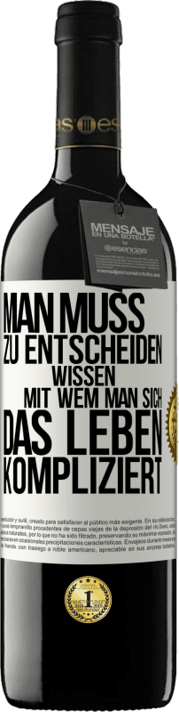 39,95 € Kostenloser Versand | Rotwein RED Ausgabe MBE Reserve Man muss zu entscheiden wissen, mit wem man sich das Leben kompliziert Weißes Etikett. Anpassbares Etikett Reserve 12 Monate Ernte 2015 Tempranillo