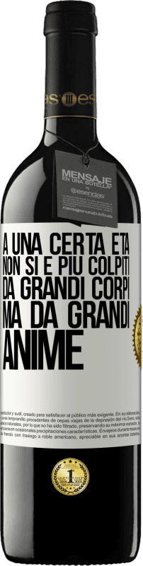 39,95 € Spedizione Gratuita | Vino rosso Edizione RED MBE Riserva A una certa età non si è più colpiti da grandi corpi, ma da grandi anime Etichetta Bianca. Etichetta personalizzabile Riserva 12 Mesi Raccogliere 2015 Tempranillo