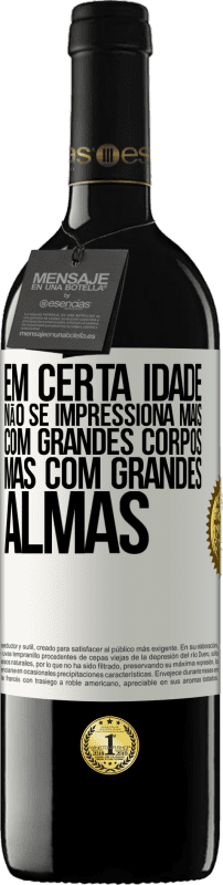 39,95 € Envio grátis | Vinho tinto Edição RED MBE Reserva Em certa idade, não se impressiona mais com grandes corpos, mas com grandes almas Etiqueta Branca. Etiqueta personalizável Reserva 12 Meses Colheita 2015 Tempranillo