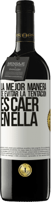 39,95 € Envío gratis | Vino Tinto Edición RED MBE Reserva La mejor manera de evitar la tentación es caer en ella Etiqueta Blanca. Etiqueta personalizable Reserva 12 Meses Cosecha 2015 Tempranillo