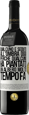 39,95 € Spedizione Gratuita | Vino rosso Edizione RED MBE Riserva Qualcuno è seduto all'ombra oggi, perché qualcuno ha piantato un albero molto tempo fa Etichetta Bianca. Etichetta personalizzabile Riserva 12 Mesi Raccogliere 2014 Tempranillo