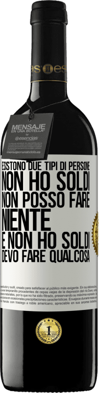 39,95 € Spedizione Gratuita | Vino rosso Edizione RED MBE Riserva Esistono due tipi di persone. Non ho soldi, non posso fare niente e Non ho soldi, devo fare qualcosa Etichetta Bianca. Etichetta personalizzabile Riserva 12 Mesi Raccogliere 2015 Tempranillo