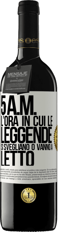 39,95 € Spedizione Gratuita | Vino rosso Edizione RED MBE Riserva 5 A.M. L'ora in cui le leggende si svegliano o vanno a letto Etichetta Bianca. Etichetta personalizzabile Riserva 12 Mesi Raccogliere 2015 Tempranillo