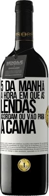 39,95 € Envio grátis | Vinho tinto Edição RED MBE Reserva 5 da manhã A hora em que as lendas acordam ou vão para a cama Etiqueta Branca. Etiqueta personalizável Reserva 12 Meses Colheita 2015 Tempranillo