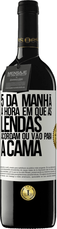 39,95 € Envio grátis | Vinho tinto Edição RED MBE Reserva 5 da manhã A hora em que as lendas acordam ou vão para a cama Etiqueta Branca. Etiqueta personalizável Reserva 12 Meses Colheita 2015 Tempranillo