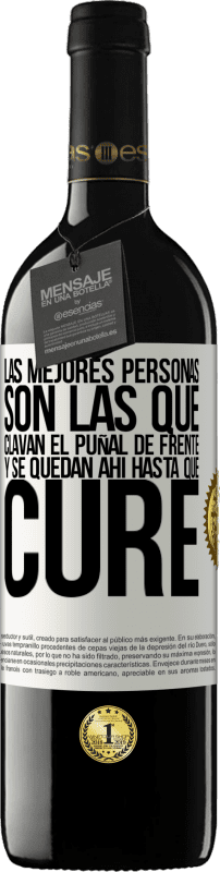 39,95 € Envío gratis | Vino Tinto Edición RED MBE Reserva Las mejores personas son las que clavan el puñal de frente y se quedan ahí hasta que cure Etiqueta Blanca. Etiqueta personalizable Reserva 12 Meses Cosecha 2015 Tempranillo