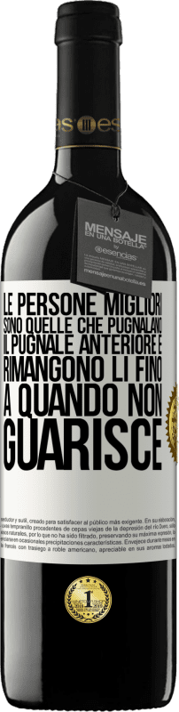 39,95 € Spedizione Gratuita | Vino rosso Edizione RED MBE Riserva Le persone migliori sono quelle che pugnalano il pugnale anteriore e rimangono lì fino a quando non guarisce Etichetta Bianca. Etichetta personalizzabile Riserva 12 Mesi Raccogliere 2015 Tempranillo