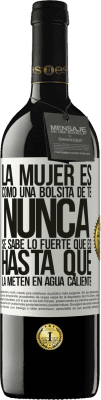 39,95 € Envío gratis | Vino Tinto Edición RED MBE Reserva La mujer es como una bolsita de té. Nunca se sabe lo fuerte que es hasta que la meten en agua caliente Etiqueta Blanca. Etiqueta personalizable Reserva 12 Meses Cosecha 2016 Tempranillo
