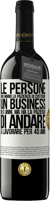 39,95 € Spedizione Gratuita | Vino rosso Edizione RED MBE Riserva Le persone non hanno la pazienza di costruire un business in 3 anni. Ma ha la pazienza di andare a lavorare per 40 anni Etichetta Bianca. Etichetta personalizzabile Riserva 12 Mesi Raccogliere 2015 Tempranillo