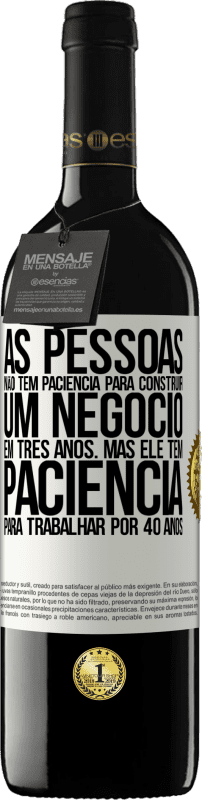 39,95 € Envio grátis | Vinho tinto Edição RED MBE Reserva As pessoas não têm paciência para construir um negócio em três anos. Mas ele tem paciência para trabalhar por 40 anos Etiqueta Branca. Etiqueta personalizável Reserva 12 Meses Colheita 2015 Tempranillo