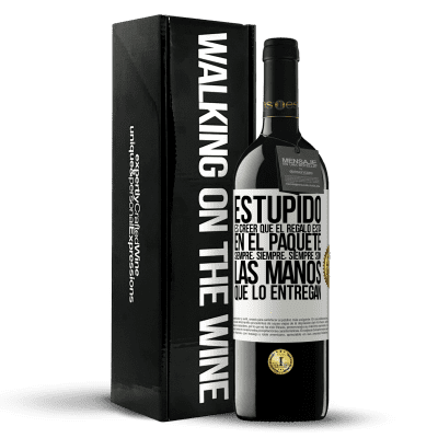 «Estúpido es creer que el regalo está en el paquete. Siempre, siempre, siempre son las manos que lo entregan» Edición RED MBE Reserva