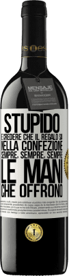 39,95 € Spedizione Gratuita | Vino rosso Edizione RED MBE Riserva Stupido è credere che il regalo sia nella confezione. Sempre, sempre, sempre le mani che offrono Etichetta Bianca. Etichetta personalizzabile Riserva 12 Mesi Raccogliere 2014 Tempranillo