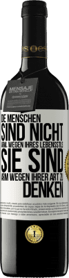 39,95 € Kostenloser Versand | Rotwein RED Ausgabe MBE Reserve Die Menschen sind nicht arm, wegen ihres Lebensstils, sie sind arm, wegen ihrer Art zu denken Weißes Etikett. Anpassbares Etikett Reserve 12 Monate Ernte 2014 Tempranillo