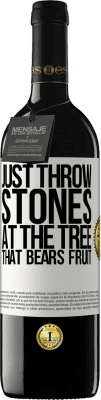 39,95 € 免费送货 | 红酒 RED版 MBE 预订 只是在结出果实的树上扔石头 白标. 可自定义的标签 预订 12 个月 收成 2016 Tempranillo