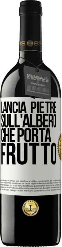 39,95 € Spedizione Gratuita | Vino rosso Edizione RED MBE Riserva Lancia pietre sull'albero che porta frutto Etichetta Bianca. Etichetta personalizzabile Riserva 12 Mesi Raccogliere 2015 Tempranillo