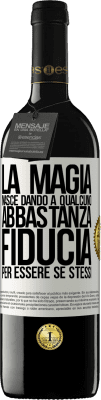 39,95 € Spedizione Gratuita | Vino rosso Edizione RED MBE Riserva La magia nasce dando a qualcuno abbastanza fiducia per essere se stessi Etichetta Bianca. Etichetta personalizzabile Riserva 12 Mesi Raccogliere 2015 Tempranillo