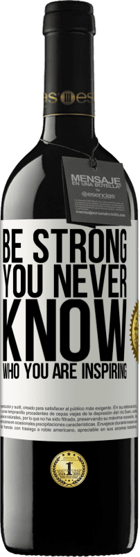 39,95 € Бесплатная доставка | Красное вино Издание RED MBE Бронировать Be strong. You never know who you are inspiring Белая этикетка. Настраиваемая этикетка Бронировать 12 Месяцы Урожай 2015 Tempranillo