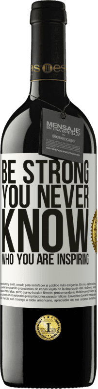 39,95 € Kostenloser Versand | Rotwein RED Ausgabe MBE Reserve Be strong. You never know who you are inspiring Weißes Etikett. Anpassbares Etikett Reserve 12 Monate Ernte 2015 Tempranillo