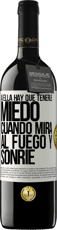 39,95 € Envío gratis | Vino Tinto Edición RED MBE Reserva A ella hay que tenerle miedo cuando mira al fuego y sonríe Etiqueta Blanca. Etiqueta personalizable Reserva 12 Meses Cosecha 2015 Tempranillo