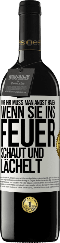 39,95 € Kostenloser Versand | Rotwein RED Ausgabe MBE Reserve Vor ihr muss man Angst haben, wenn sie ins Feuer schaut und lächelt Weißes Etikett. Anpassbares Etikett Reserve 12 Monate Ernte 2015 Tempranillo