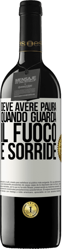 39,95 € Spedizione Gratuita | Vino rosso Edizione RED MBE Riserva Deve avere paura quando guarda il fuoco e sorride Etichetta Bianca. Etichetta personalizzabile Riserva 12 Mesi Raccogliere 2015 Tempranillo