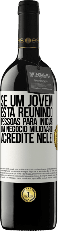 39,95 € Envio grátis | Vinho tinto Edição RED MBE Reserva Se um jovem está reunindo pessoas para iniciar um negócio milionário, acredite nele! Etiqueta Branca. Etiqueta personalizável Reserva 12 Meses Colheita 2015 Tempranillo