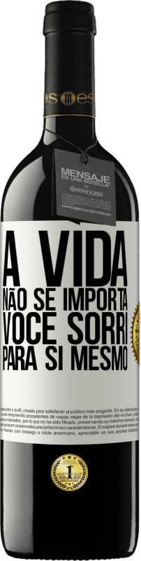 39,95 € Envio grátis | Vinho tinto Edição RED MBE Reserva A vida não se importa, você sorri para si mesmo Etiqueta Branca. Etiqueta personalizável Reserva 12 Meses Colheita 2015 Tempranillo