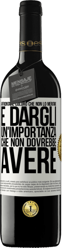 39,95 € Spedizione Gratuita | Vino rosso Edizione RED MBE Riserva Affrontare coloro che non lo meritano è dargli un'importanza che non dovrebbe avere Etichetta Bianca. Etichetta personalizzabile Riserva 12 Mesi Raccogliere 2015 Tempranillo