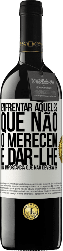 39,95 € Envio grátis | Vinho tinto Edição RED MBE Reserva Enfrentar aqueles que não o merecem é dar-lhe uma importância que não deveria ter Etiqueta Branca. Etiqueta personalizável Reserva 12 Meses Colheita 2015 Tempranillo